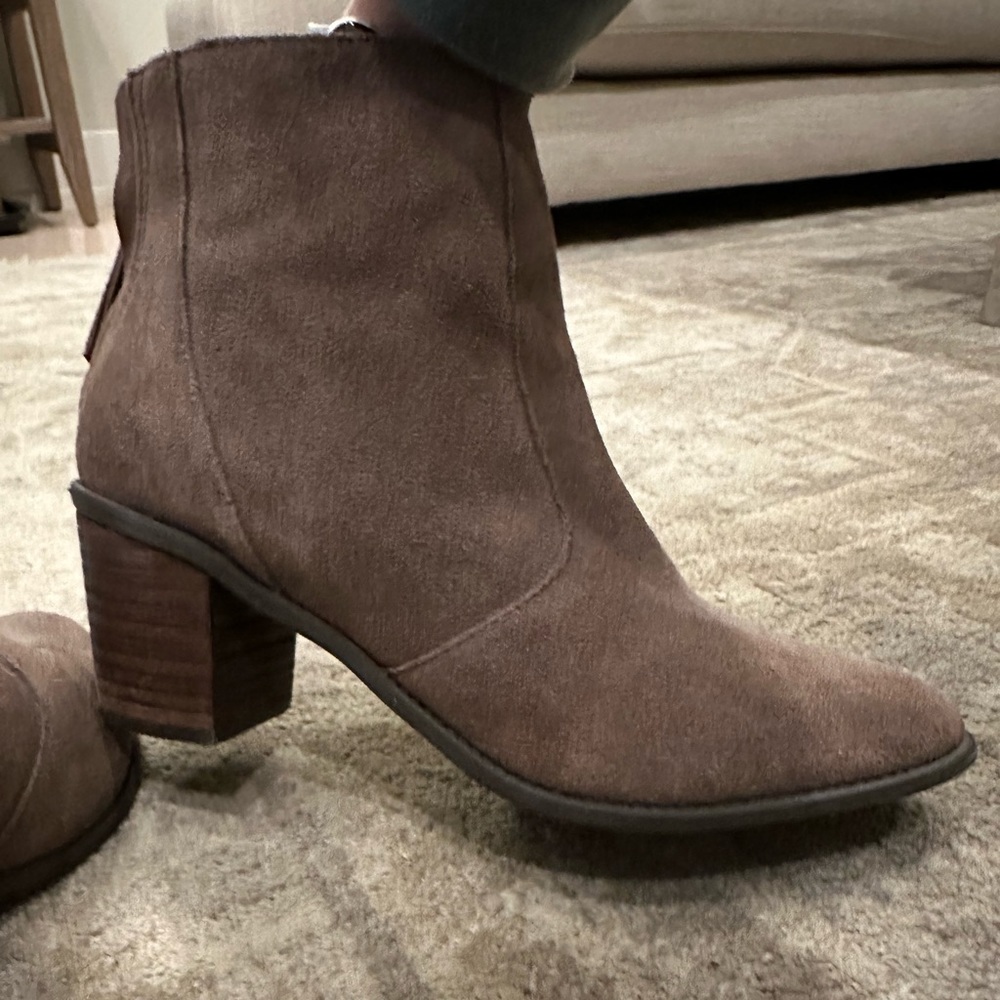 Suede booties, size 9, Crown Vintage